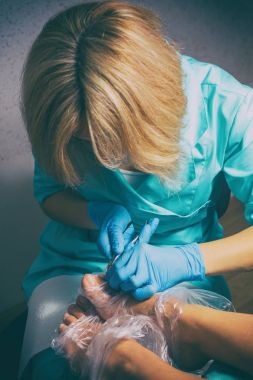 Pedikür yaparken güzellik uzmanı