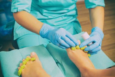 Pedikür yaparken güzellik uzmanı