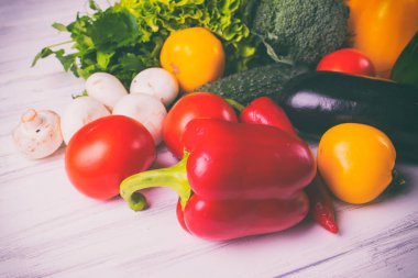 Taze sebzeler masada. ..