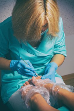 Asıl istemciye pedikür.