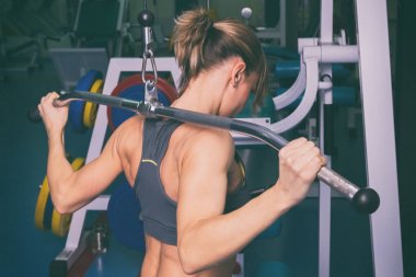 Sarışın fitness kadın t poz kusursuz bir beden ile spor giyim