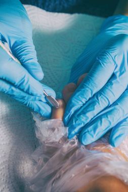 Pedikür yaparken güzellik uzmanı