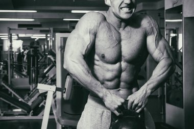 Acımasız güçlü atletik erkek kasları egzersiz bodybuildi kadar pompalama