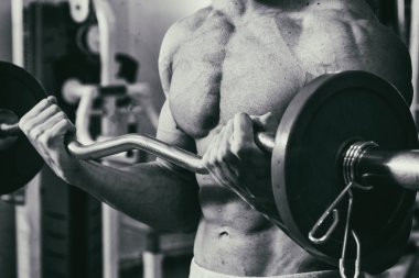 Acımasız güçlü atletik erkek kasları egzersiz bodybuildi kadar pompalama