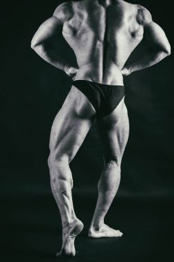 Acımasız güçlü atletik erkek kasları egzersiz bodybuildi kadar pompalama