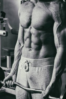 Acımasız güçlü atletik erkek kasları egzersiz bodybuildi kadar pompalama