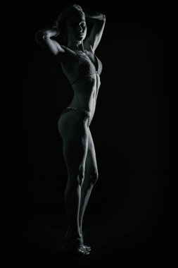 Büyük karın ile sportif seksi kız