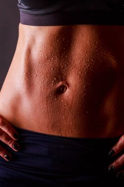 Büyük karın ile sportif seksi kız