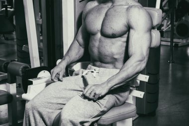Acımasız güçlü atletik erkek kasları egzersiz bodybuildi kadar pompalama