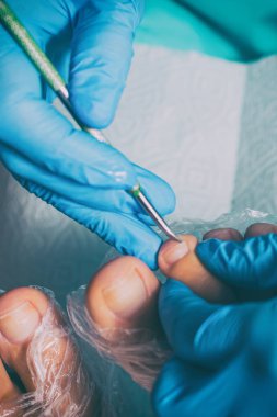 Pedikür yaparken güzellik uzmanı