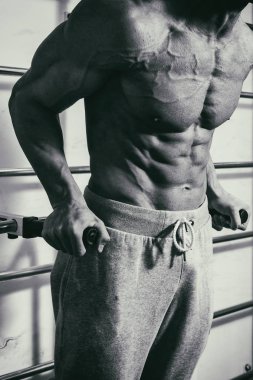 Acımasız güçlü atletik erkek kasları egzersiz bodybuildi kadar pompalama