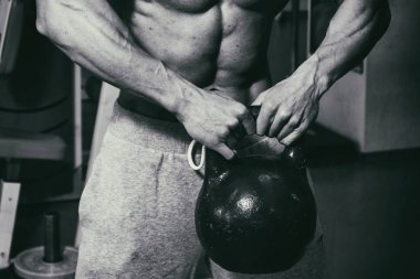 Acımasız güçlü atletik erkek kasları egzersiz bodybuildi kadar pompalama