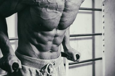 Acımasız güçlü atletik erkek kasları egzersiz bodybuildi kadar pompalama