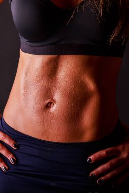 Büyük karın ile sportif seksi kız