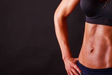 Büyük karın ile sportif seksi kız