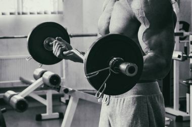 Acımasız güçlü atletik erkek kasları egzersiz bodybuildi kadar pompalama