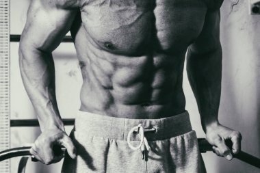 Acımasız güçlü atletik erkek kasları egzersiz bodybuildi kadar pompalama