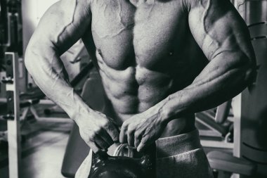 Acımasız güçlü atletik erkek kasları egzersiz bodybuildi kadar pompalama