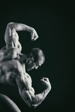 Acımasız güçlü atletik erkek kasları egzersiz bodybuildi kadar pompalama