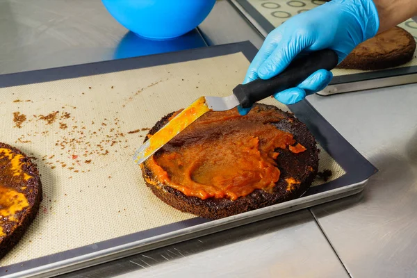 Preparazione di torta al cioccolato — Foto Stock