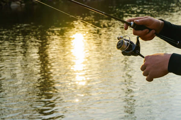 Güzel dağ nehirde balık tutma — Stok fotoğraf
