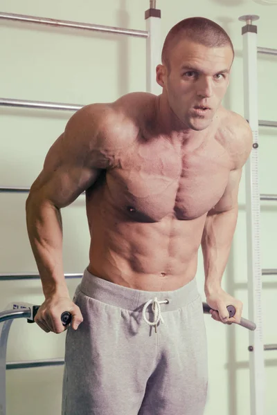 Brutalt starka atletiska män pumpa upp muskler träning bodybuildi — Stockfoto