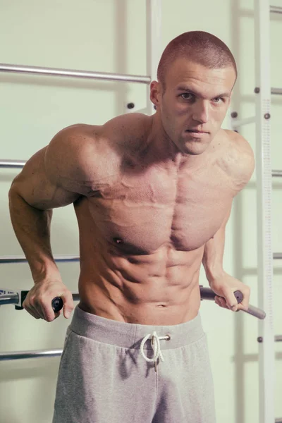 잔인 한 강한 운동 남자 근육 운동 bodybuildi 최대 펌핑 — 스톡 사진