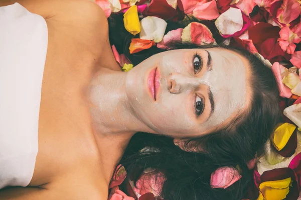 Mensen, beauty, spa, cosmetologie en skincare concept — Stockfoto