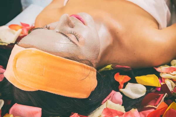 Mensen, beauty, spa, cosmetologie en skincare concept — Stockfoto