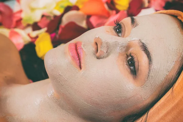 Personnes, beauté, spa, cosmétologie et concept de soins de la peau — Photo