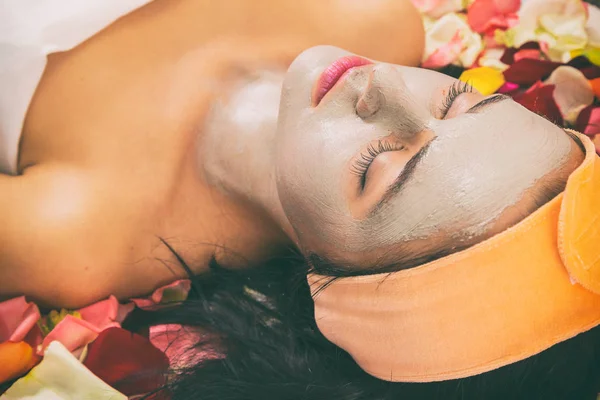 Personnes, beauté, spa, cosmétologie et concept de soins de la peau — Photo