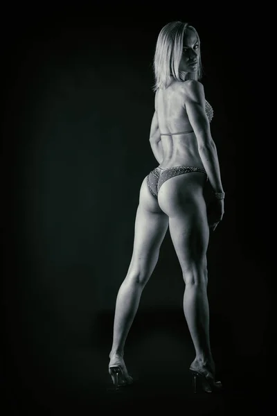 Sportig sexig tjej med stor buk — Stockfoto