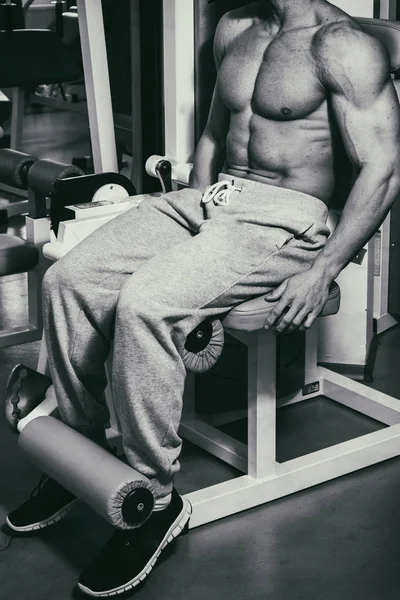 Жестокие сильные атлетичные мужчины накачивают мышцы тренировки бодибилди — стоковое фото