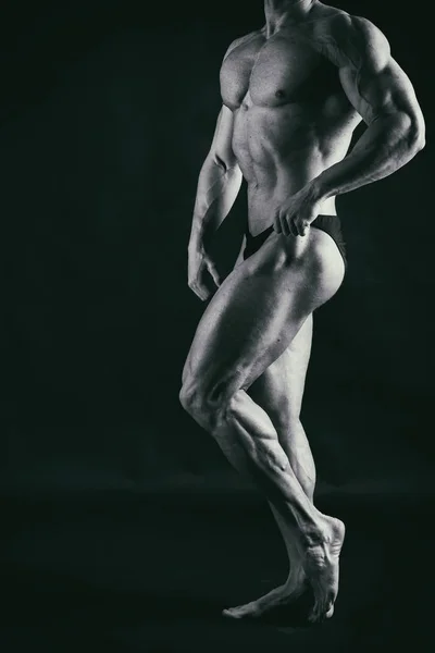 잔인 한 강한 운동 남자 근육 운동 bodybuildi 최대 펌핑 — 스톡 사진