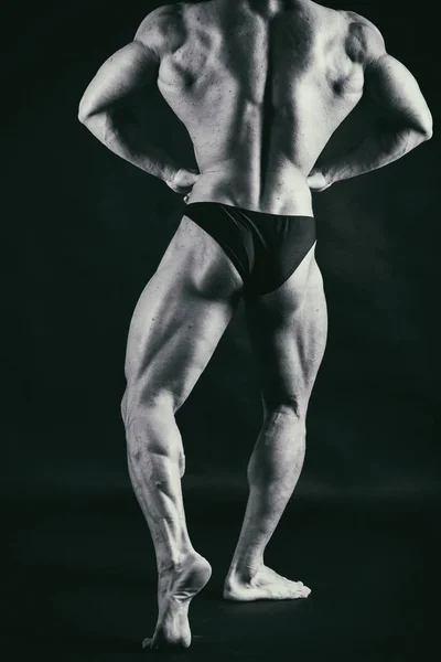 筋肉トレーニング bodybuildi 揚水残忍な強い運動人 — ストック写真