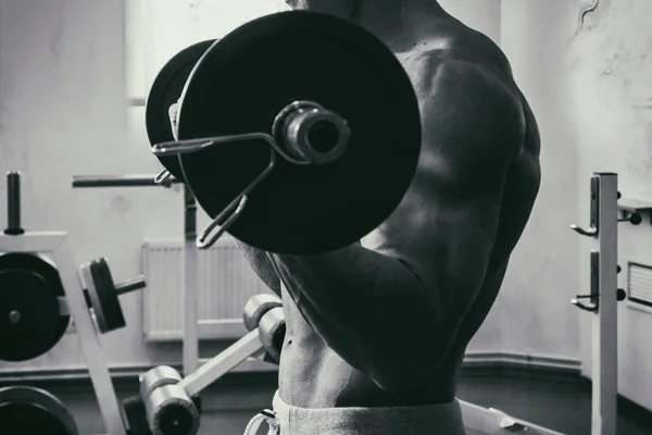Жестокие сильные атлетичные мужчины накачивают мышцы тренировки бодибилди — стоковое фото
