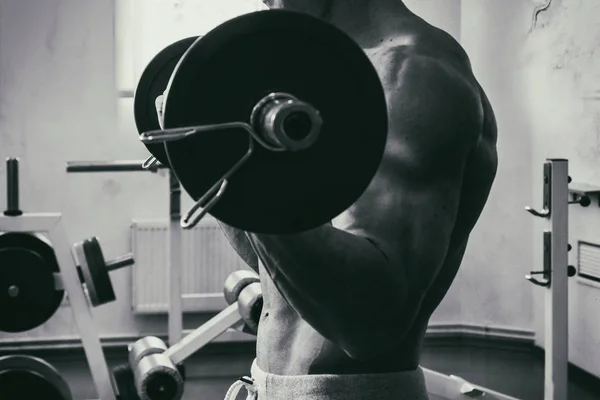 Brutal forte atlético homens bombeamento até músculos musculação musculardi — Fotografia de Stock