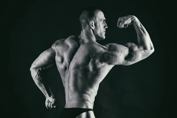 Brutalt starka atletiska män pumpa upp muskler träning bodybuildi — Stockfoto