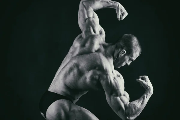 잔인 한 강한 운동 남자 근육 운동 bodybuildi 최대 펌핑 — 스톡 사진