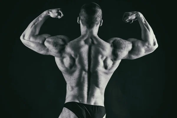 Brutale forti uomini atletici pompaggio muscoli allenamento bodybuildi — Foto Stock