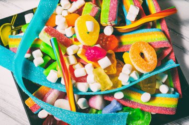 Beyaz ahşap bir masa üzerinde şeker