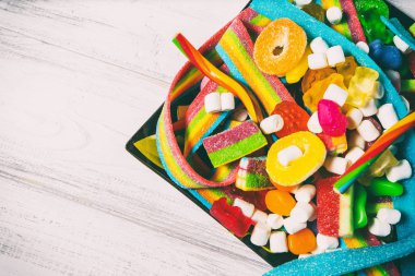 Beyaz ahşap bir masa üzerinde şeker