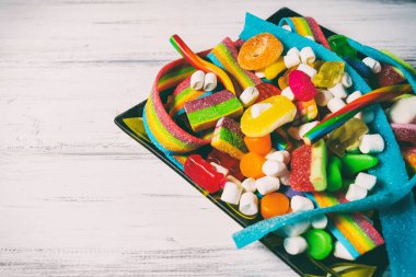 Beyaz ahşap bir masa üzerinde şeker