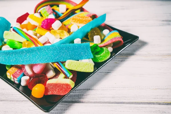 Beyaz ahşap bir masa üzerinde şeker