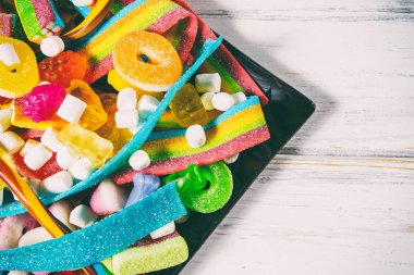 Beyaz ahşap bir masa üzerinde şeker