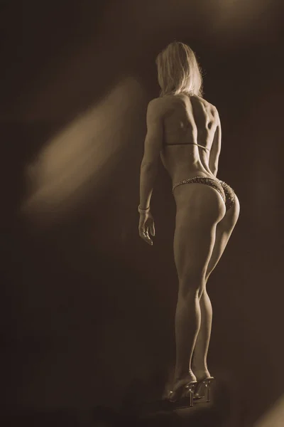 暗い背景に美しい女性の身体. — ストック写真