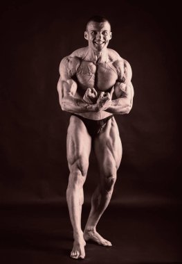 Güzel bir adam vücut pompalanır'ın. Vücut geliştirme kavramı