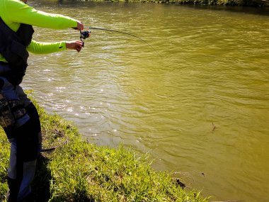 Etkin nehirde balık tutma iplik