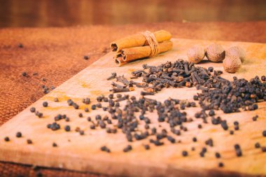 Baharat masanın üzerine çuval bezi üzerinde ..