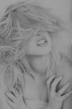 Muhteşem darmadağınık sarışın